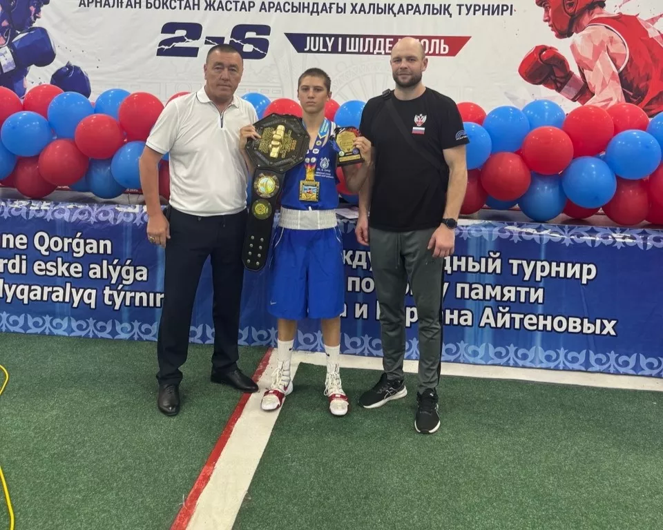 Копейский боксёр Михаил Степанов завоевал золото и чемпионский пояс в Казахстане