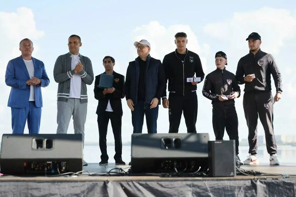 Алексей Текслер вручил удостоверение "Мастер спорта" копейчанину