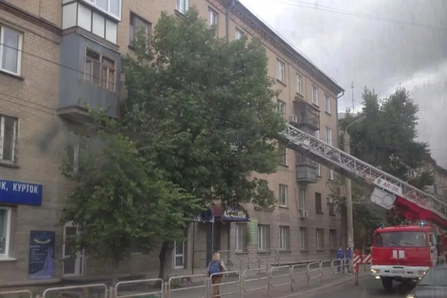 В Челябинске очевидцы вызвали спасателей к стоящему в окне малышу