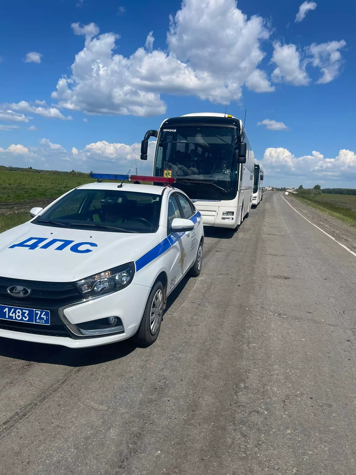 Сотрудники Госавтоинспекции Копейска осуществляют сопровождение колонн, перевозящих детей