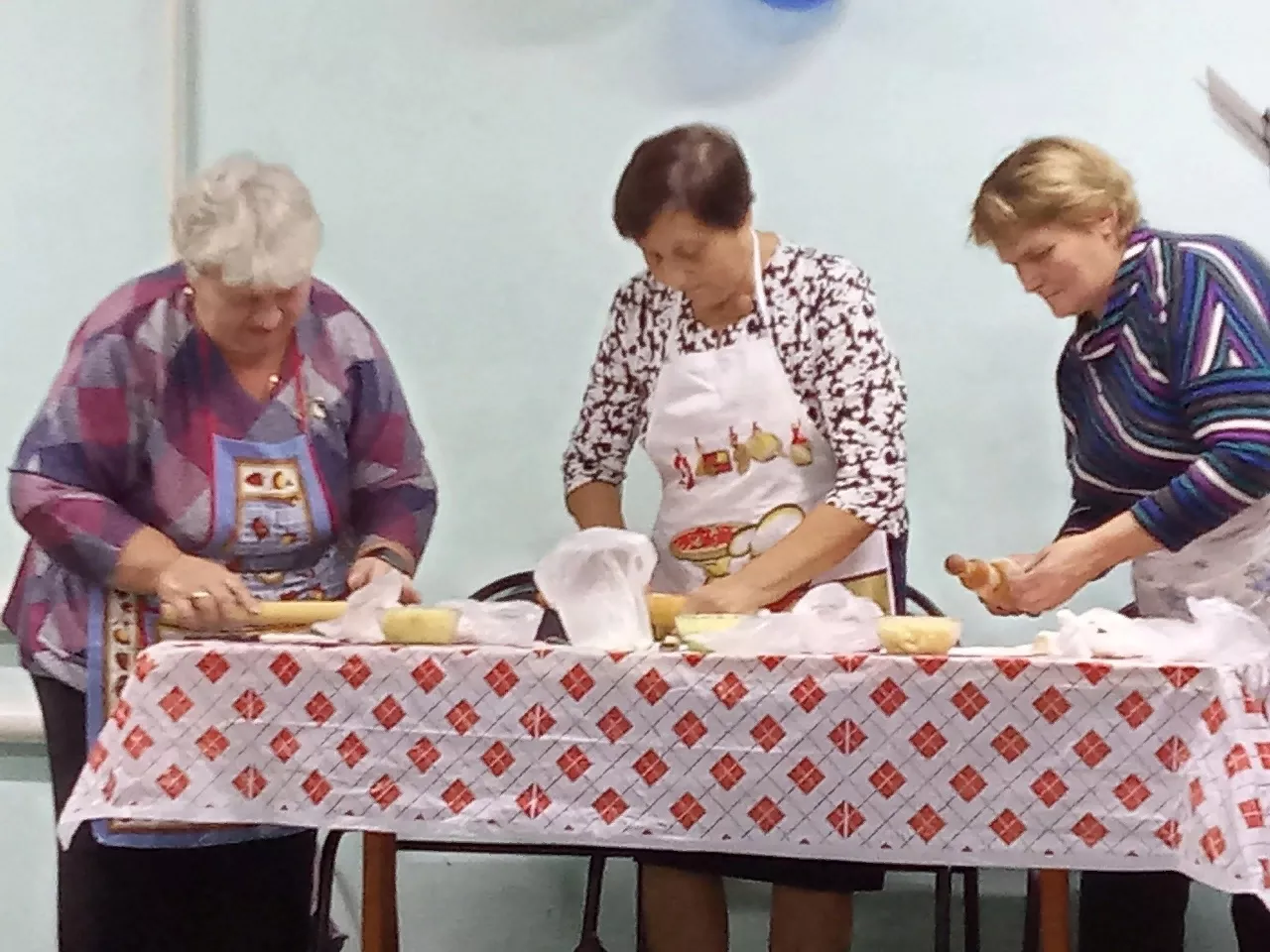 Копейские бабушки поют песни и соревнуются в мастерстве