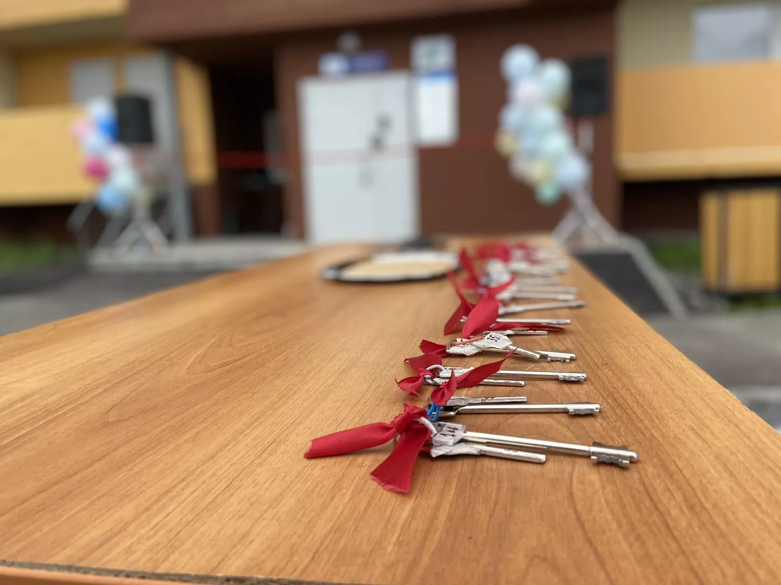 Копейчанам вручили ключи от новых квартир в многоэтажке в центре города