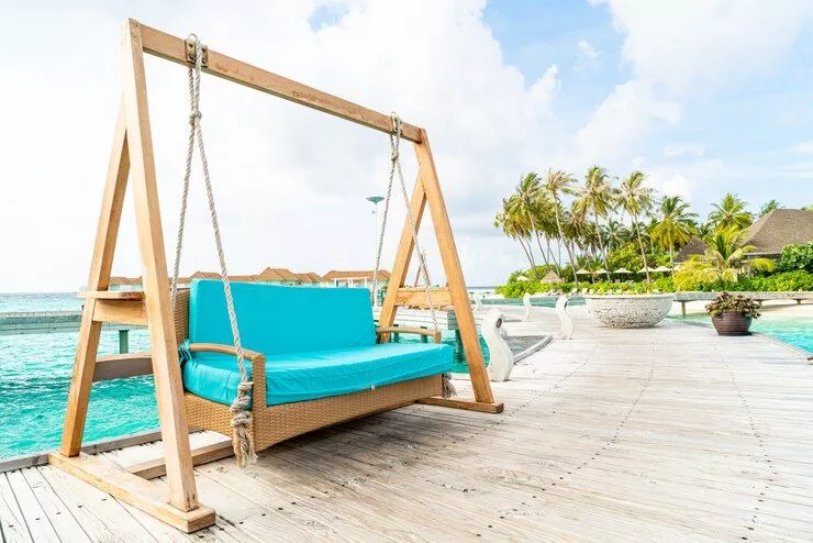 В Копейске снимут все испорченные диван-качели