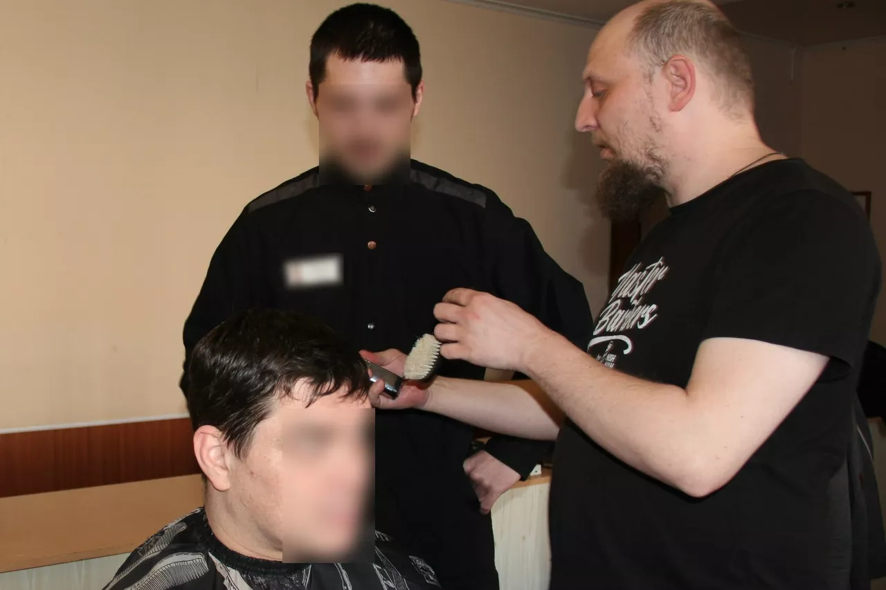 В копейской колонии осужденных учили стричь и брить профессиональные стилисты