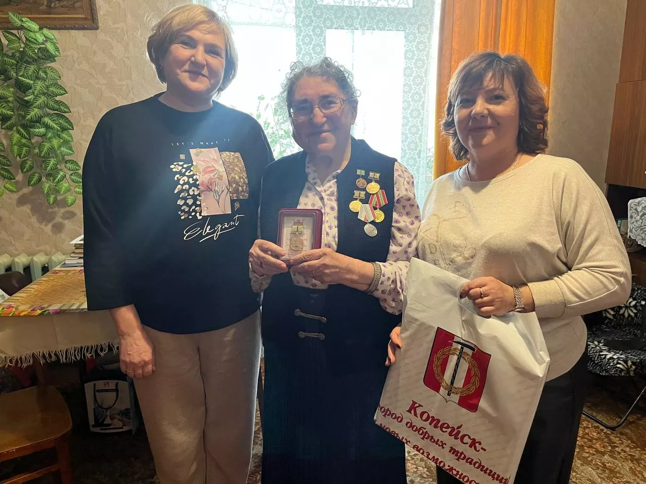 Копейчанам, пережившим блокаду Ленинграда, вручили медали в честь 80-летия окончания трагических событий