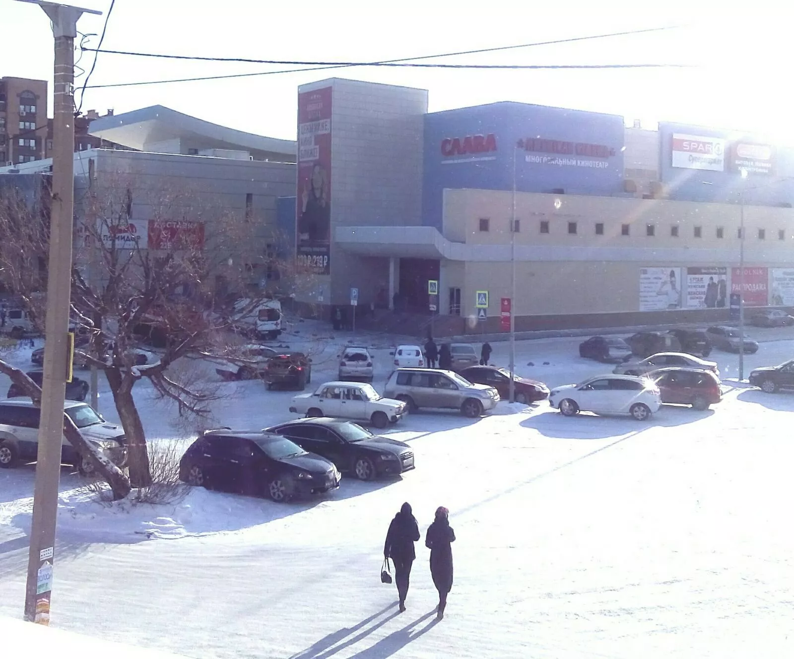 Приехали скорая и пожарная с мигалками. Из ТРК Слава эвакуируют людей