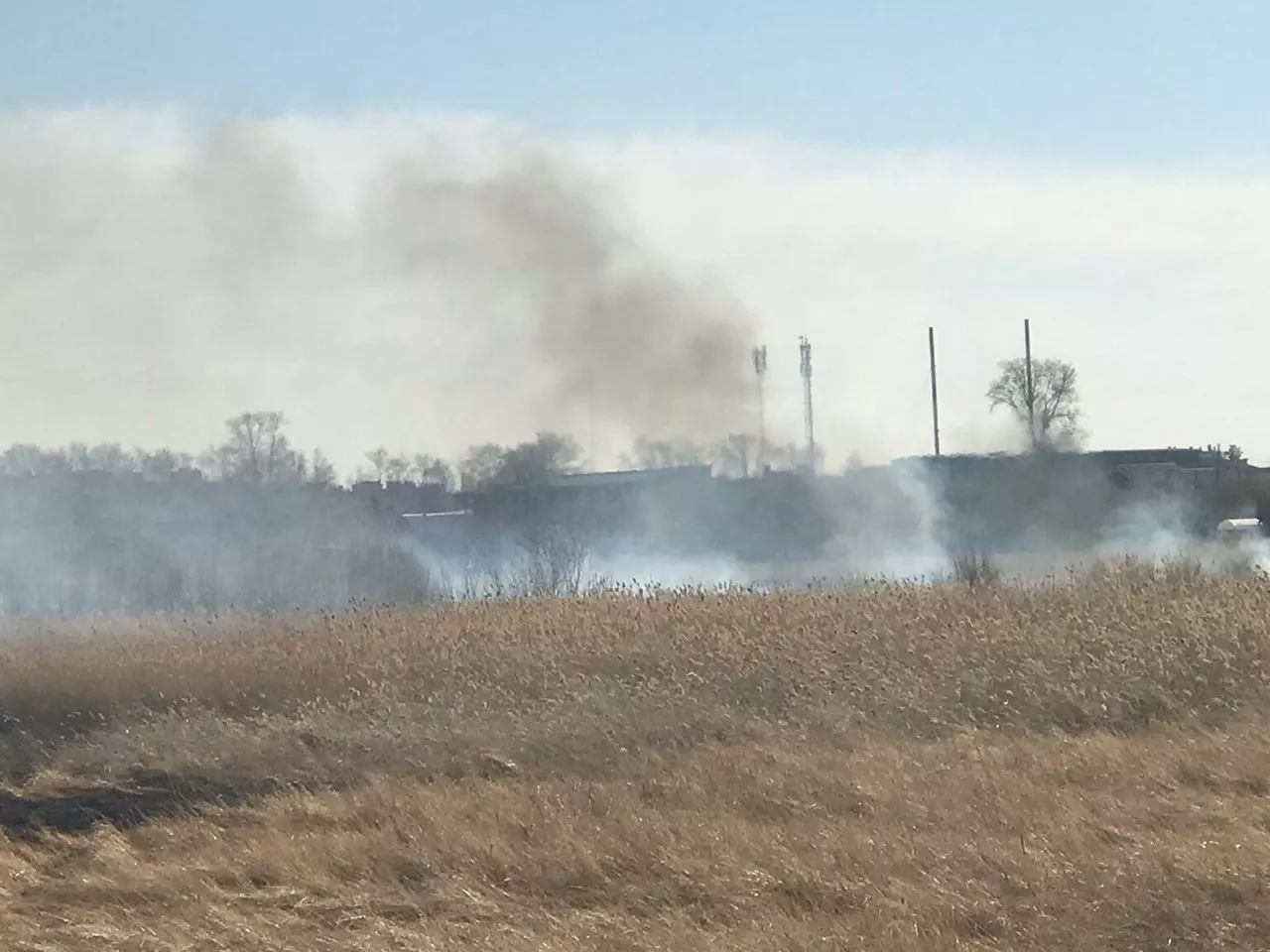 В Копейске пожарные потушили баню и сдержали распространение огня на дом