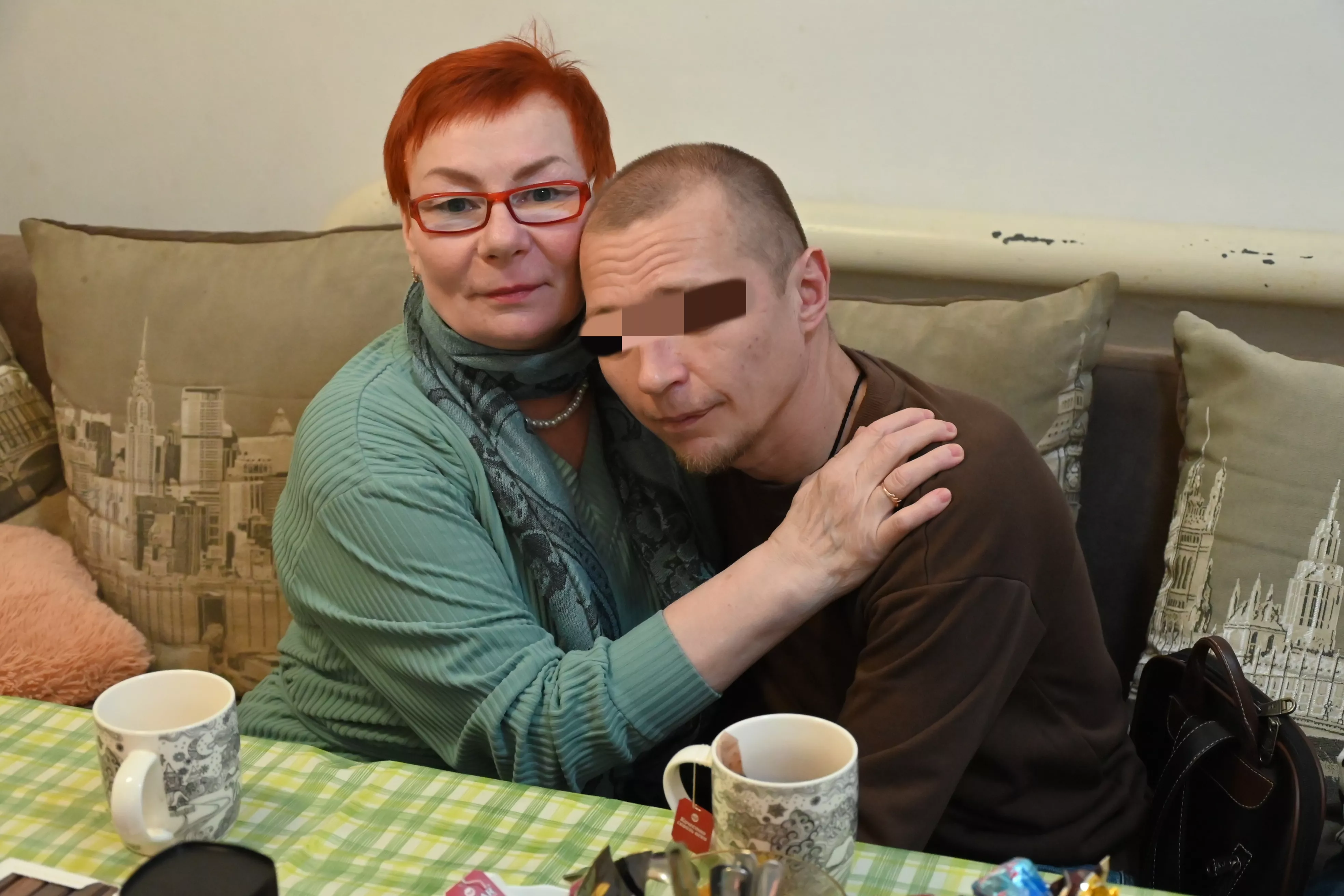 В Копейске встретились мама погибшего героя и боец, которому передали его гитару