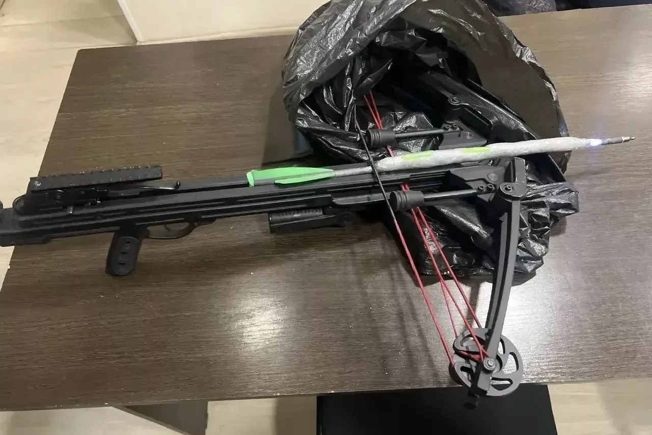 В Копейске полицейские пресекли попытку переброса наркотиков в колонию с помощью арбалета