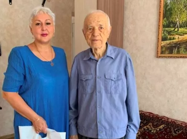 Участника Курской битвы поздравила председатель Совета ветеранов ОМВД Копейска