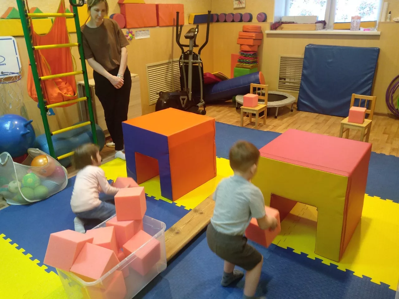 День семьи в АНО Центр помощи «Доброта» прошло мероприятие, где малыши с мамами учились совместной игре