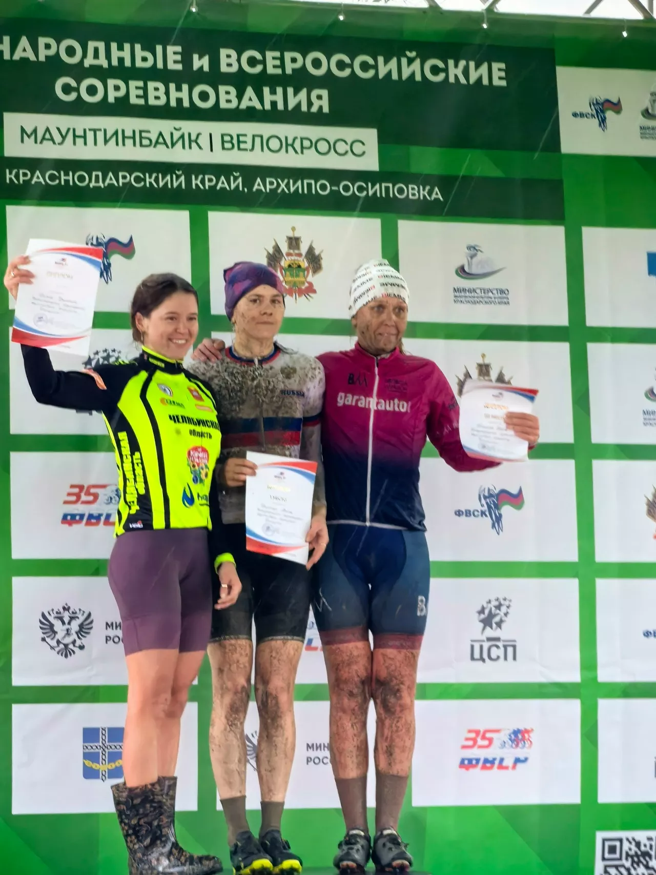 Копейчане взобрались на пьедестал  через лужи и грязь