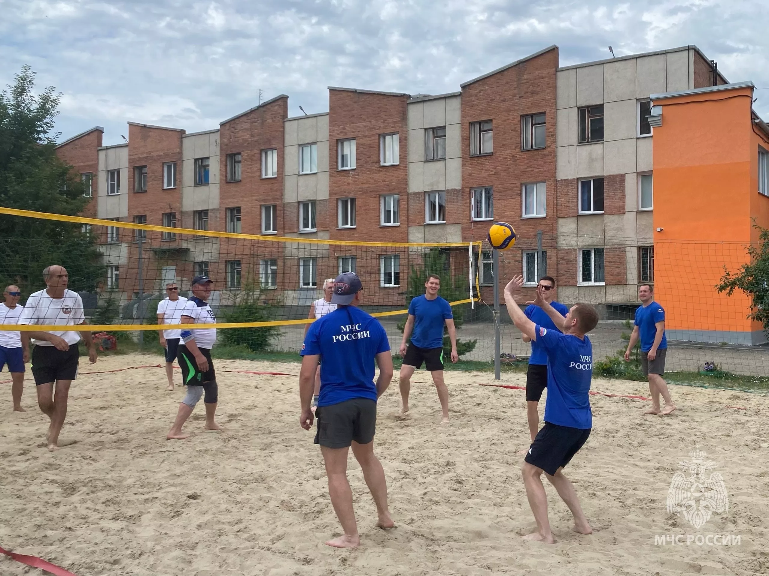 В Копейске прошел матч по волейболу, посвященный 30-летию со дня образования 6 пожарно-спасательного отряда