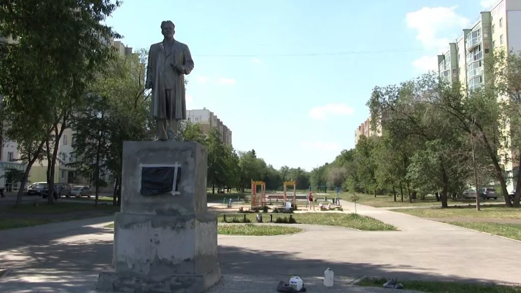 Вандалы разгромили строительные конструкции в сквере на Калинина