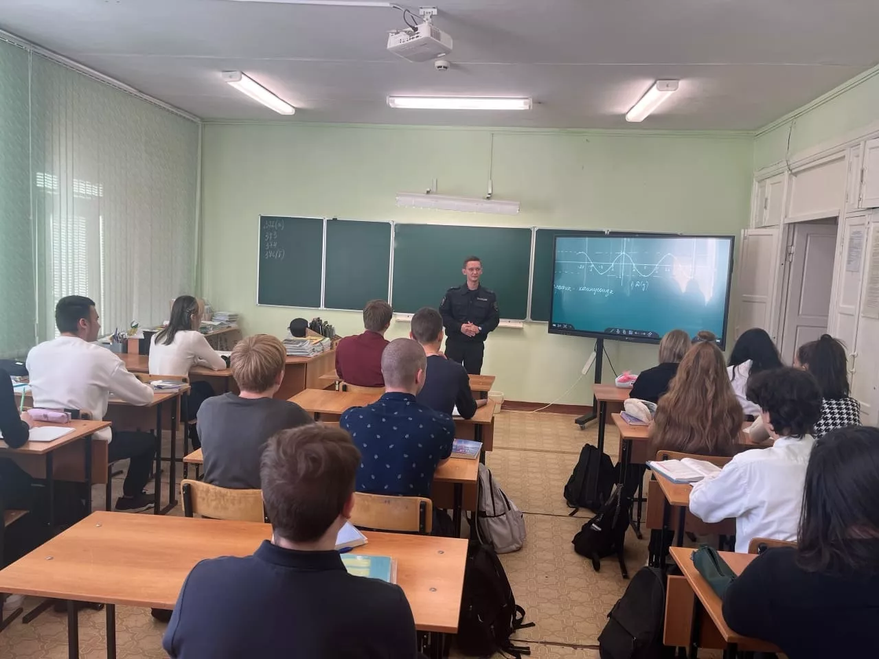 Полицейские Копейска помогают выпускникам выбрать профессию