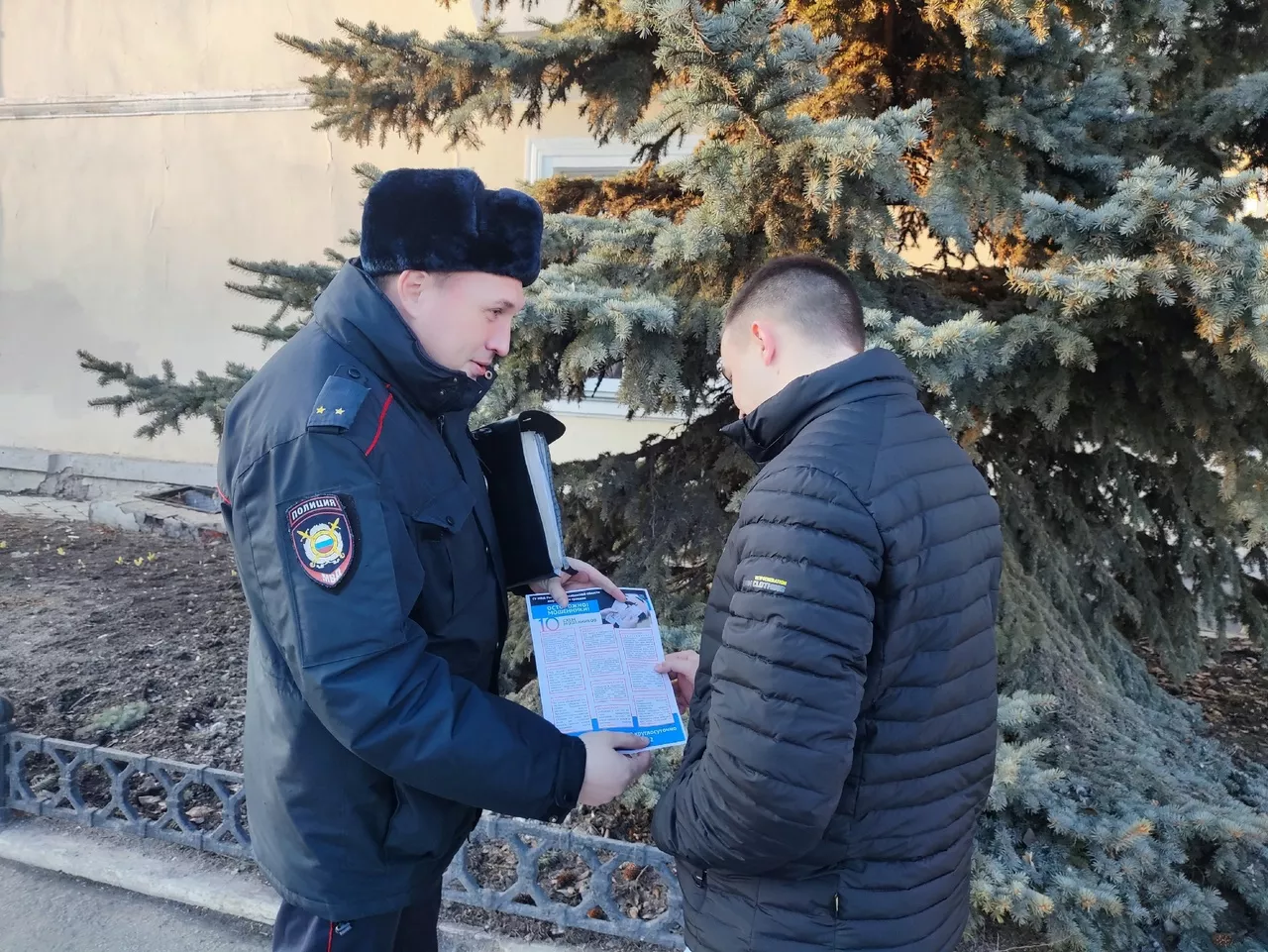 Копейские полицейские и представители добровольной народной дружины проводят профилактические беседы с гражданами