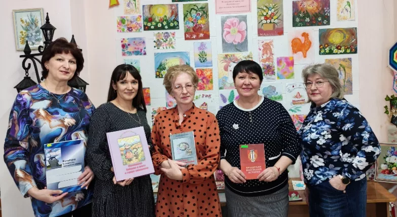 «Тайная жизнь музейных предметов»: копейский краевед представила свою книгу школьникам