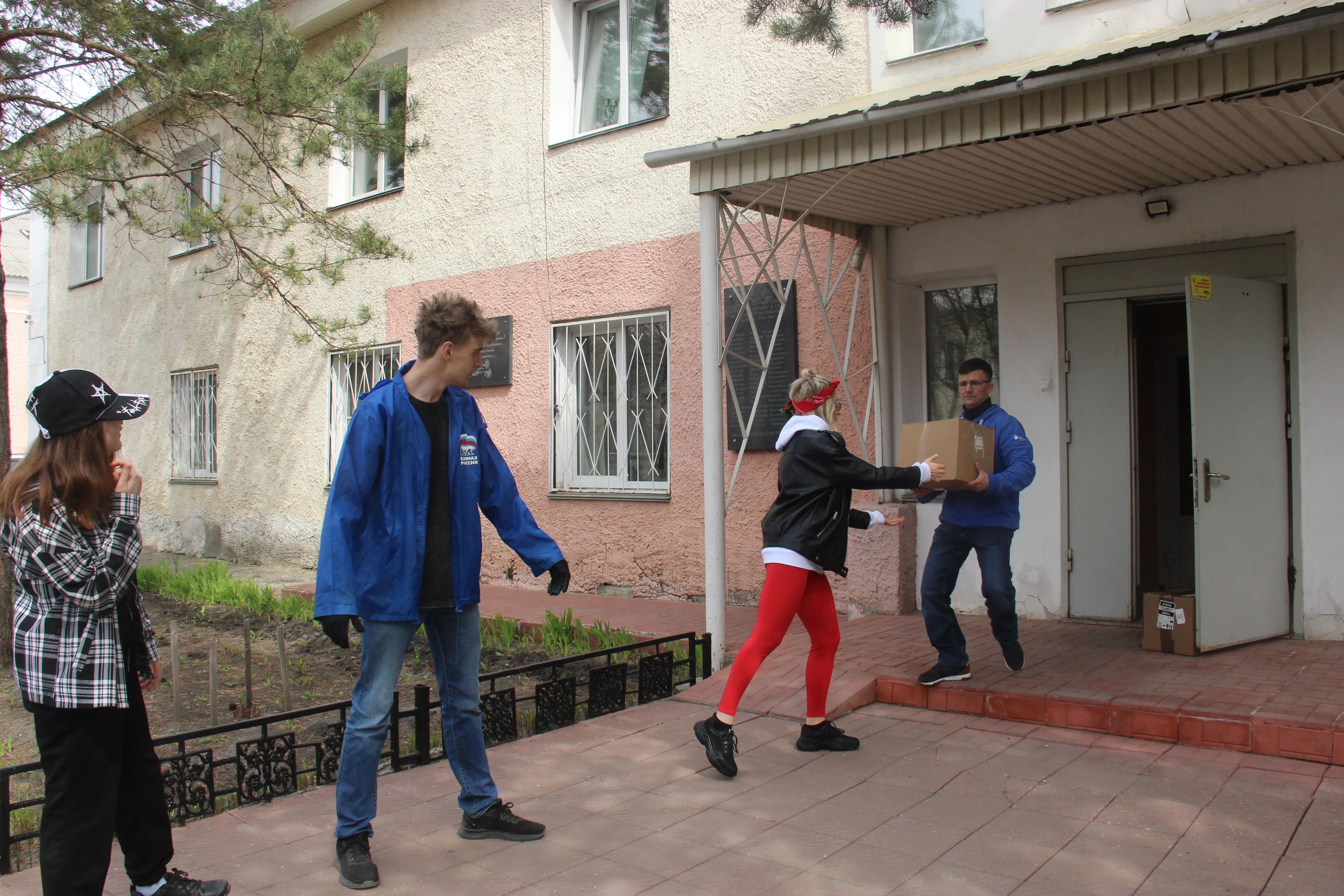 Копейск отправил гуманитарную помощь бойцам и жителям Ясиноватой