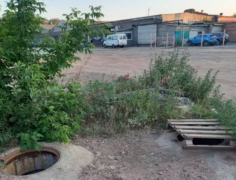 Осторожно! В людном месте в Копейске открыты 2 колодца 4-х метровой глубины