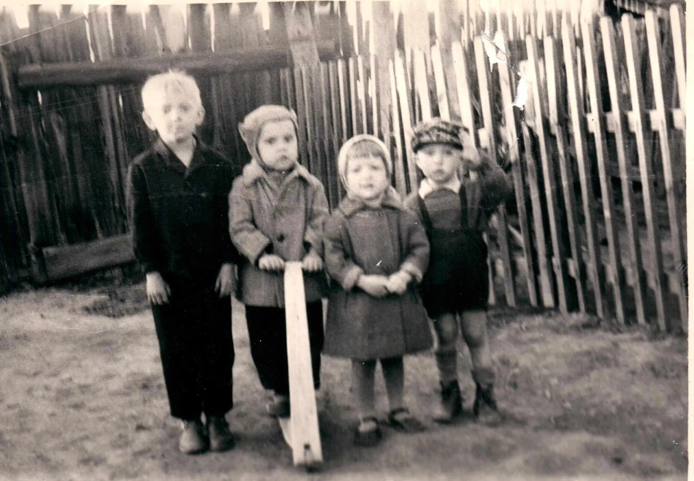 Читатель «Копейского рабочего» принес фото из 60-х с самокатом