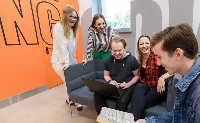 Абитуриенты Южного Урала подают заявления на поступление в вуз дистанционно