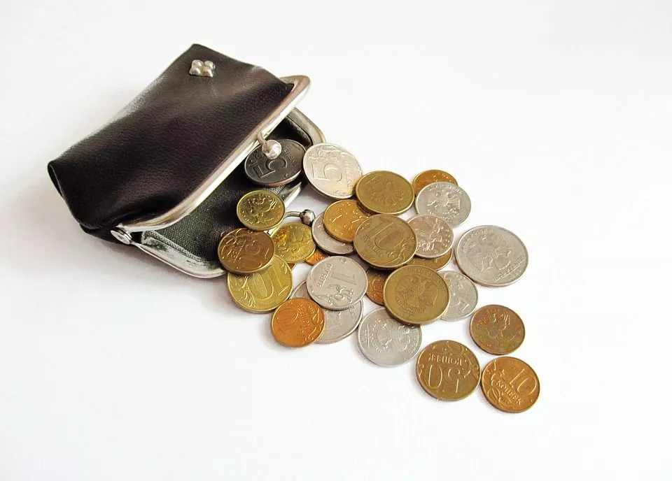 У работников сферы продаж в УрФО в 2021 году упали зарплаты