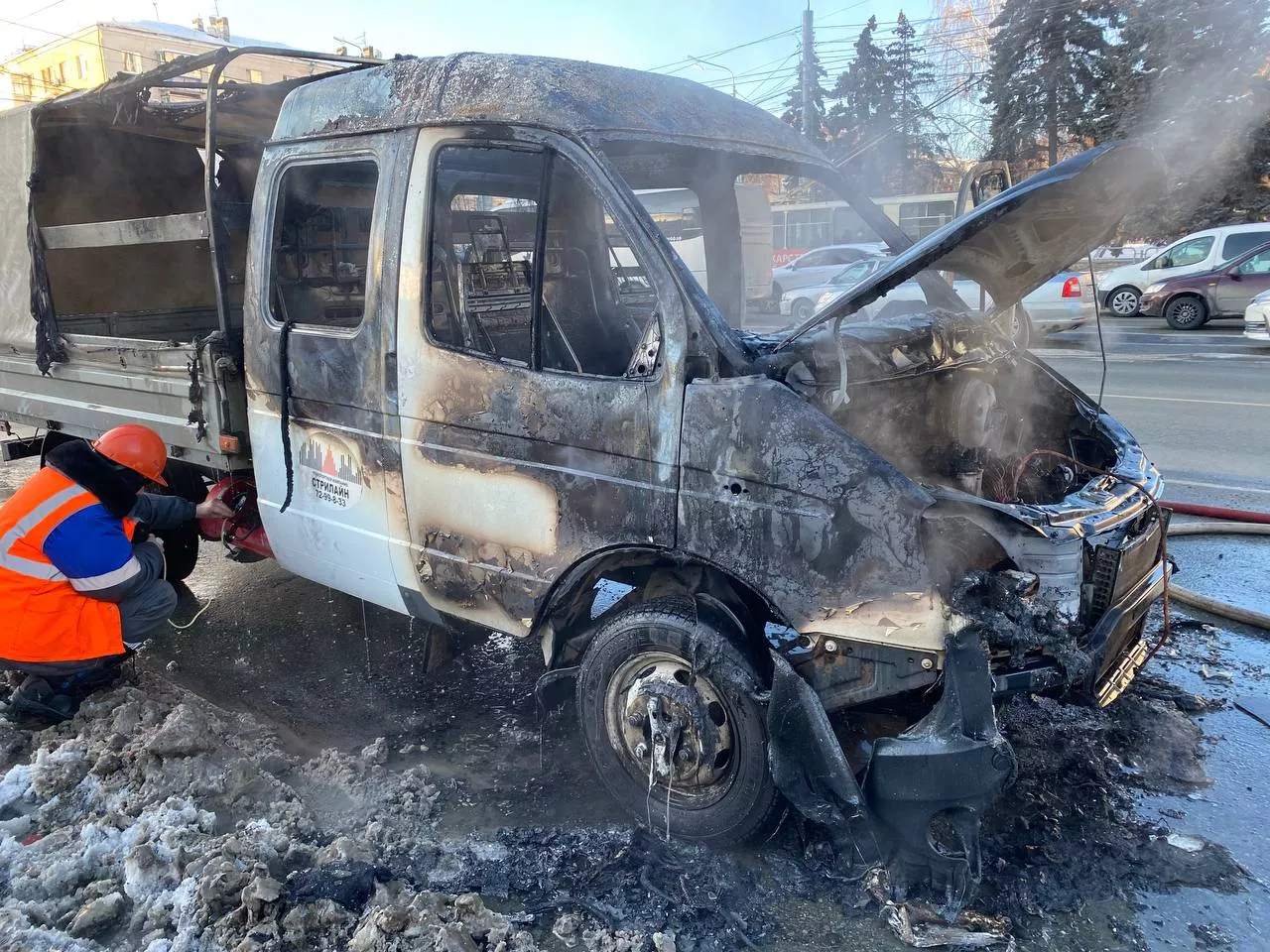 В центре Челябинска полностью сгорела Газель