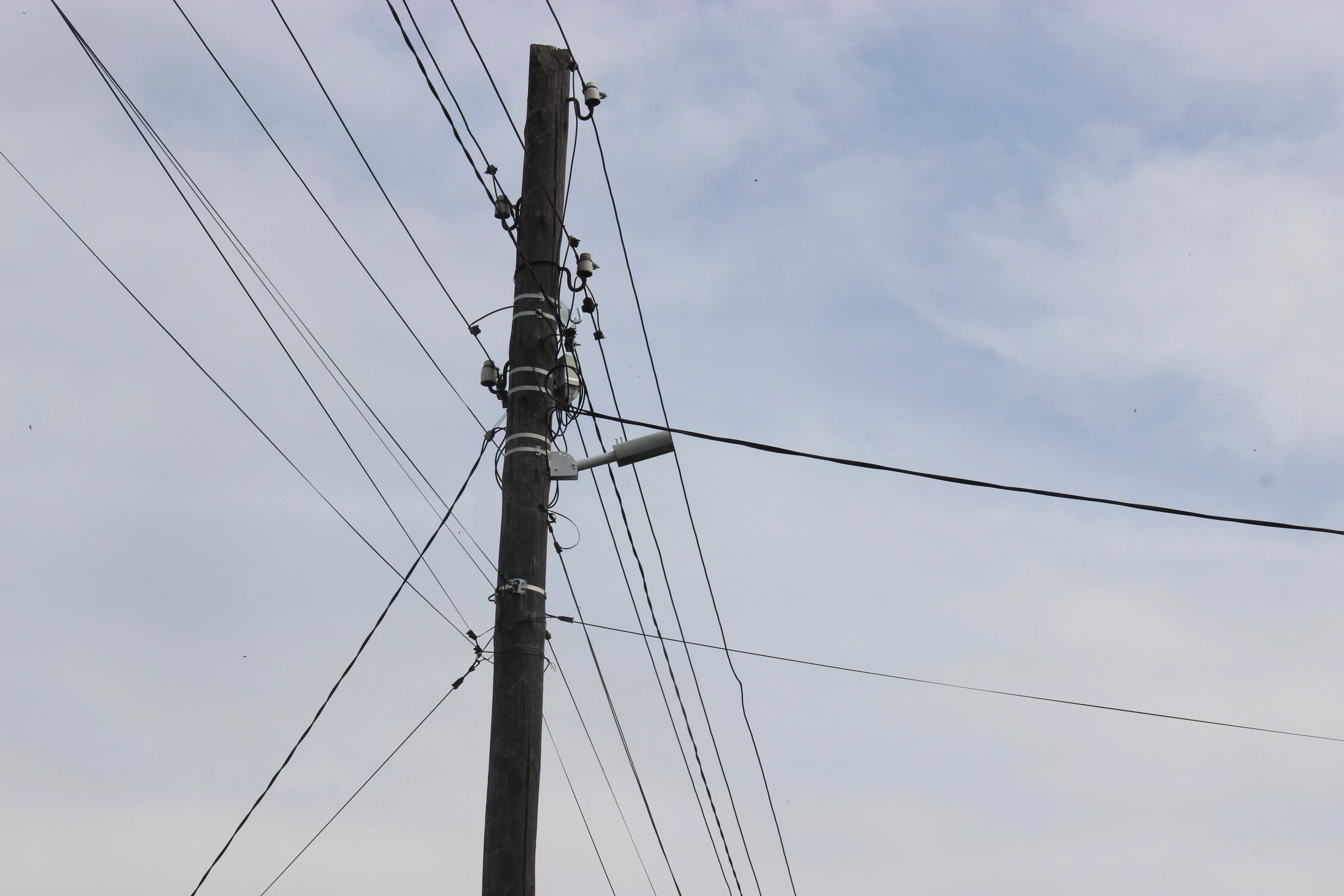 В Копейске продолжают установку и ремонт уличных светильников