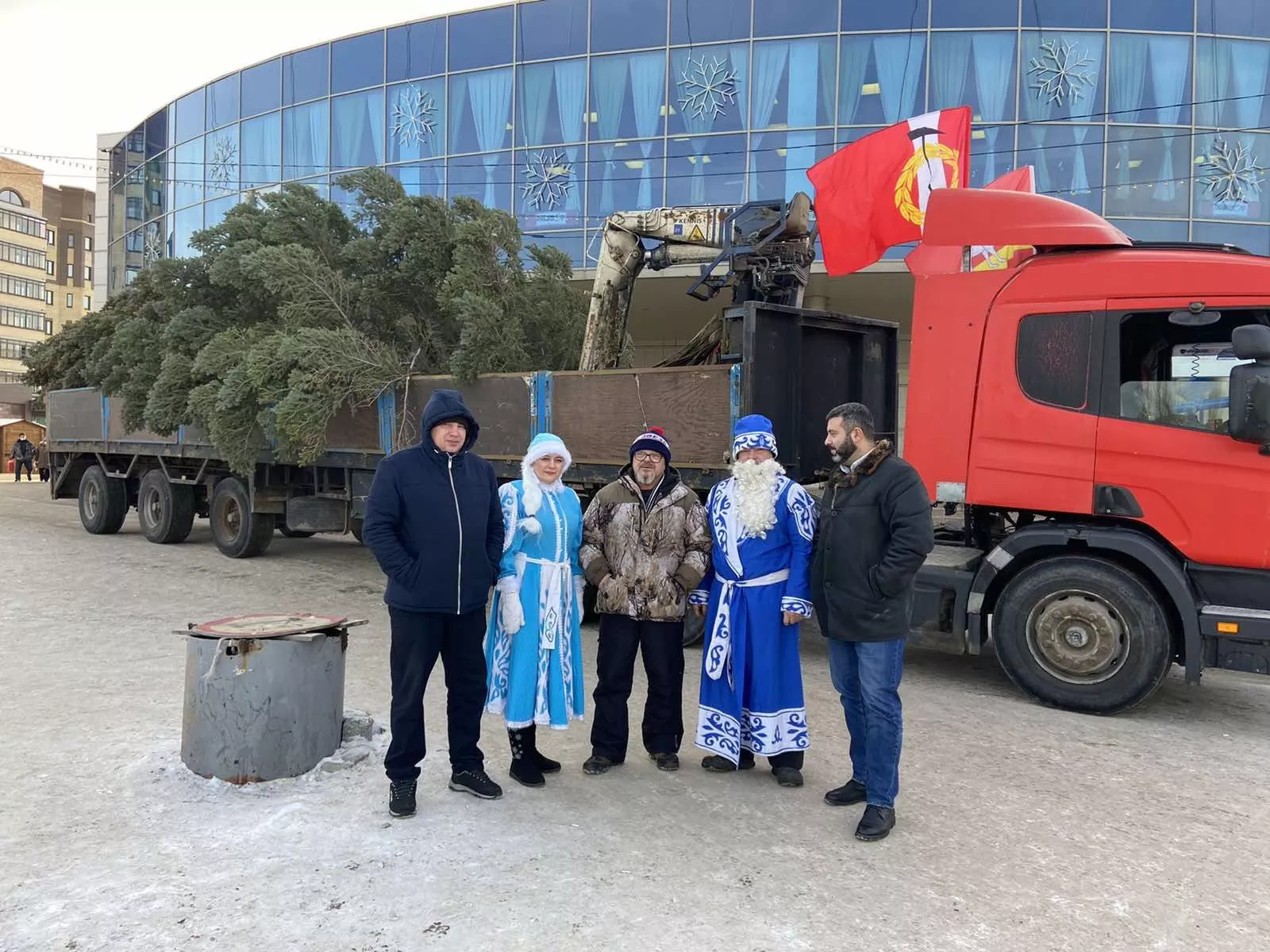 На площади Трудовой Славы устанавливают елку! Фото и видео