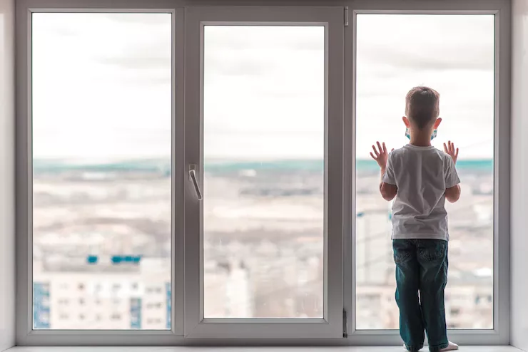 В Озерске шестилетний мальчик умер, выпав из окна