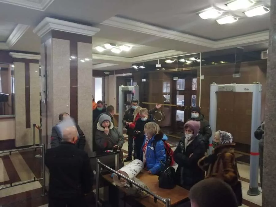 Антипрививочники попытались завязать драку в здании Законодательного Собрания региона