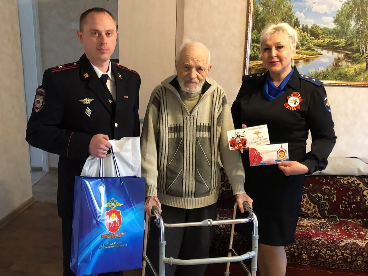 Полицейские Копейска поздравили с Днем Великой Победы ветерана службы и участника Великой Отечественной войны Ивана Конченкова
