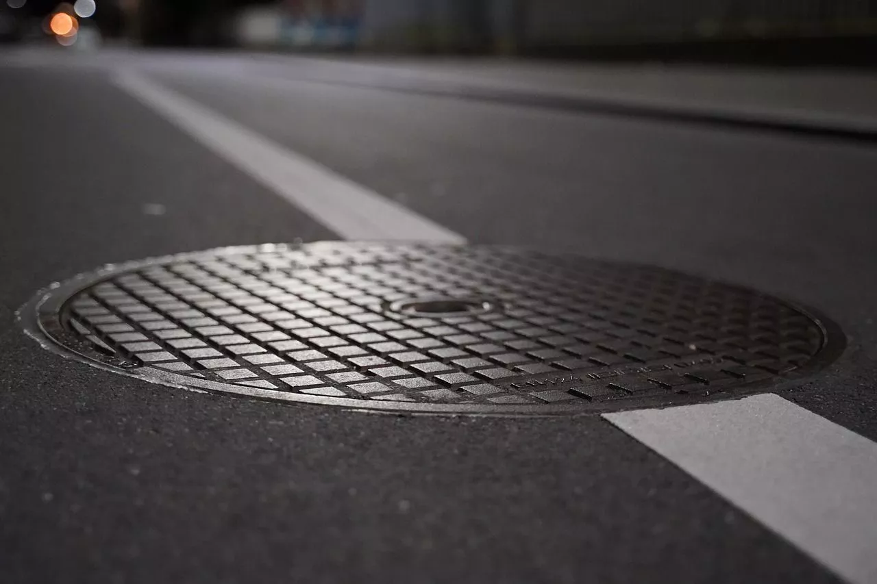 Челябинец провалился в открытый люк и потерял кроссовки