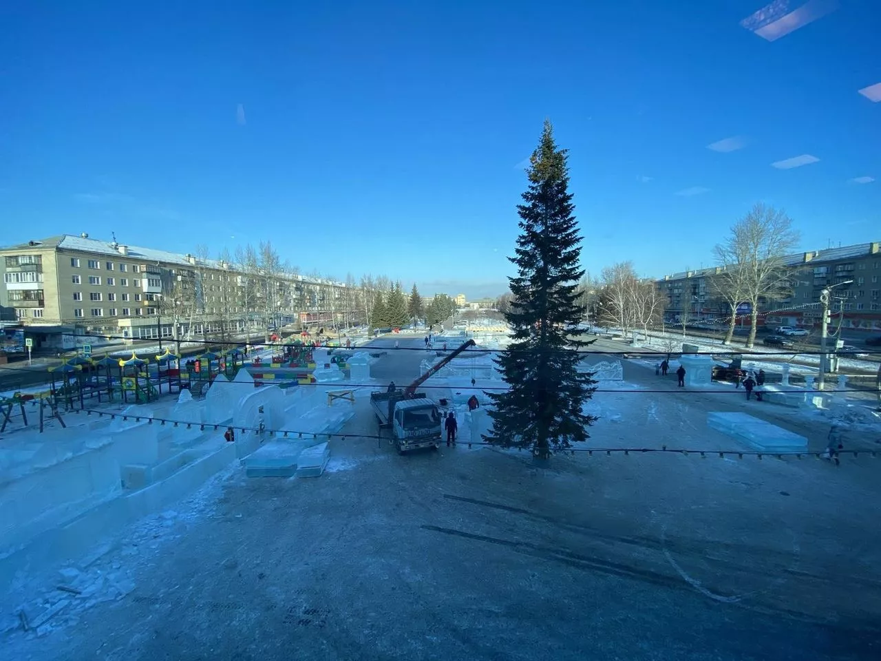 Изготовленными в детсадах игрушками украсят елки в теротделах и возле ДК