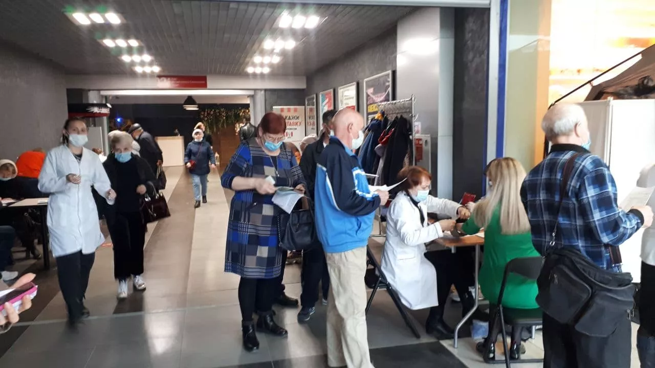 Почти 100 копейчан привились от коронавируса в ТРК «Слава»