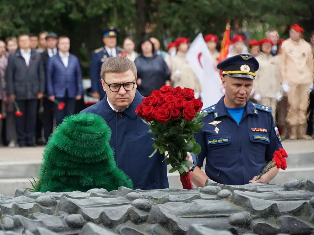 «Единая Россия» вместе с  Волонтерами Победы и южноуральцами зажгли тысячи свечей в память о погибших Защитниках Отечества