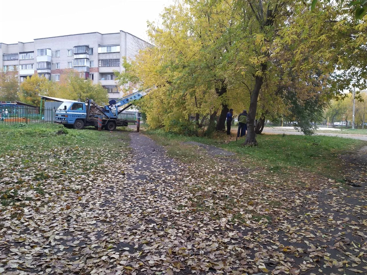 Вокруг школы №1 начали монтировать ограждение