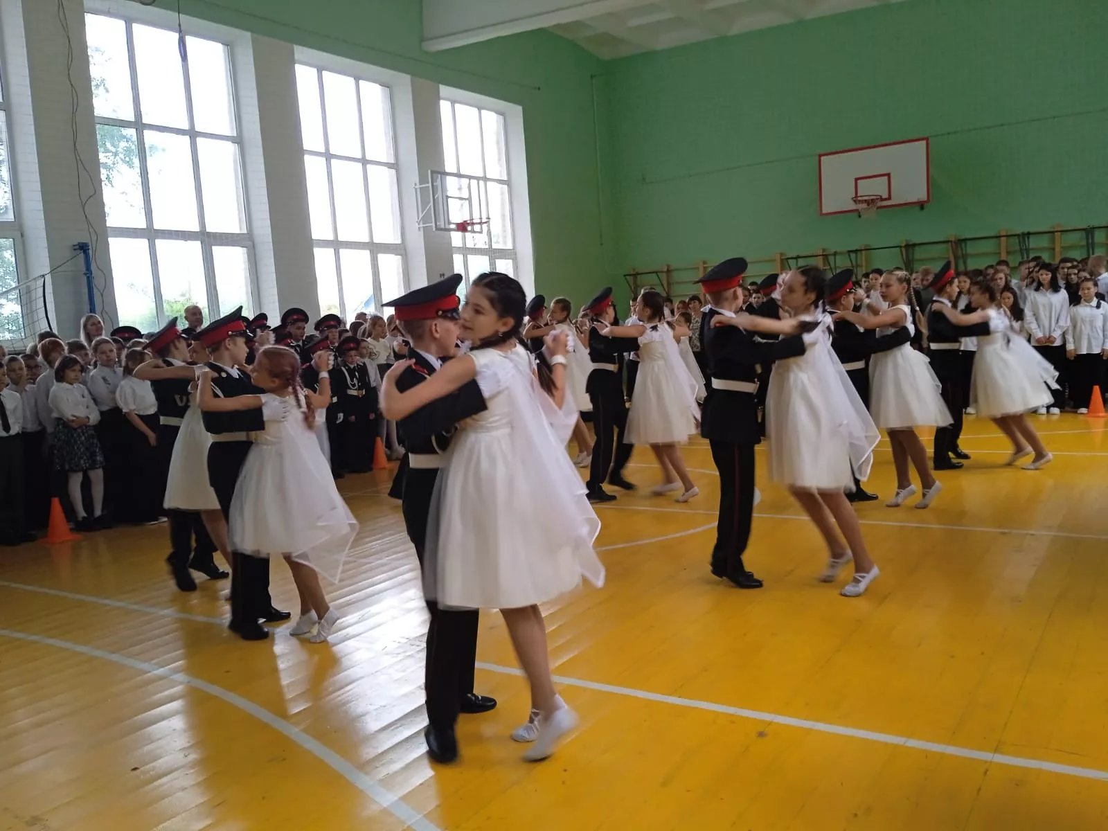 Торжественная линейка. Фоторепортаж из МОУ "СОШ №13"