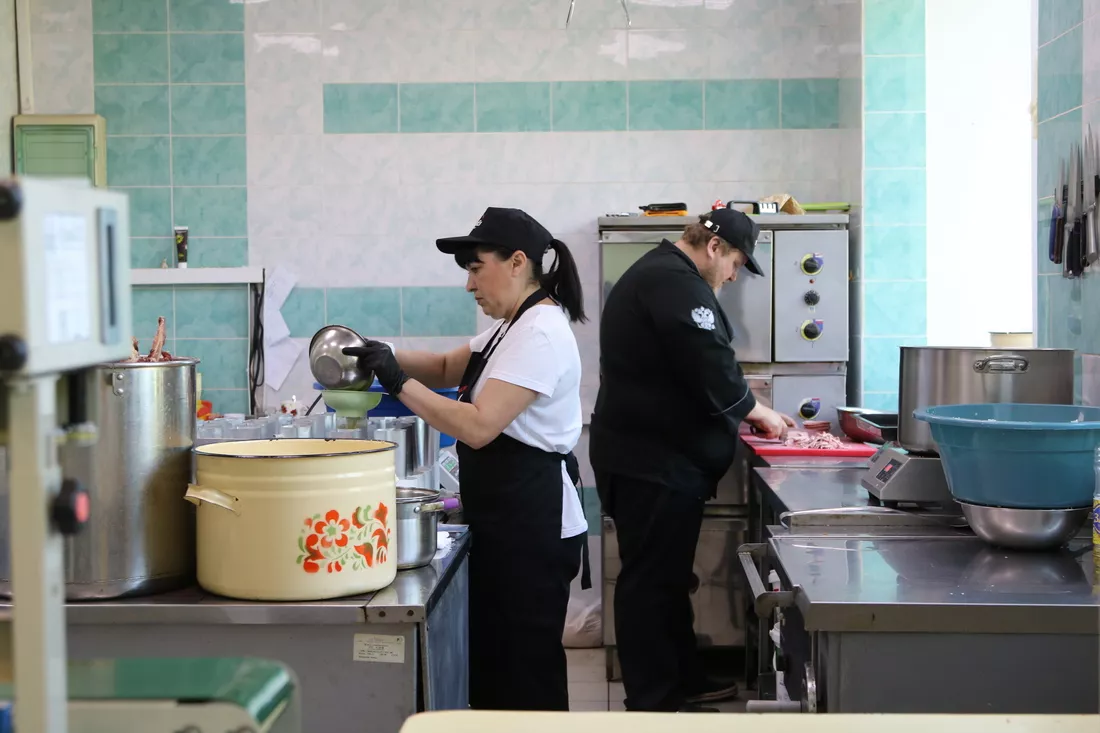 Партийный проект «Выбирай своё» проверил производство продуктов комплексного питания для бойцов СВО