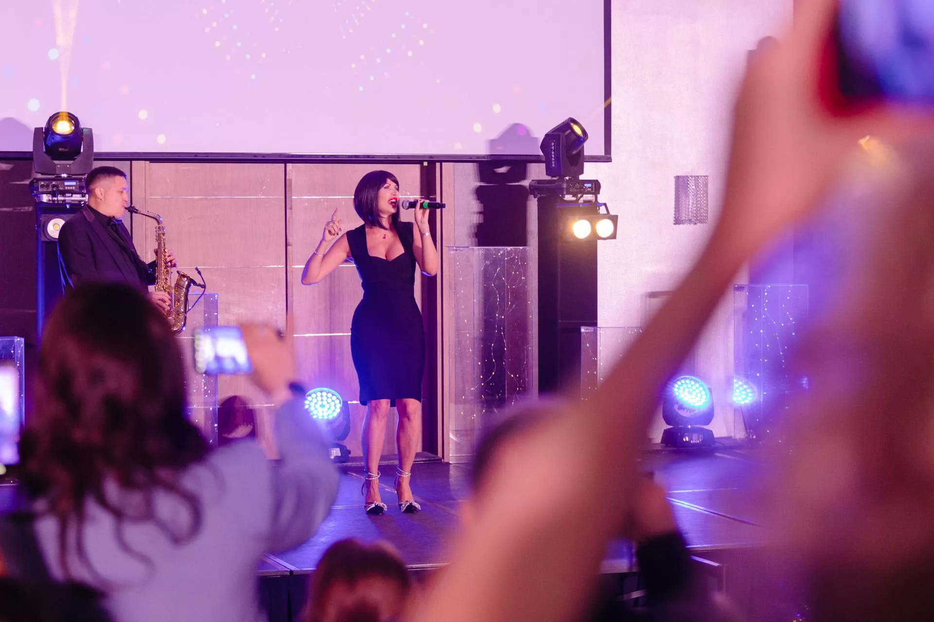 Ирина Текслер исполнила песню на благотворительном вечере