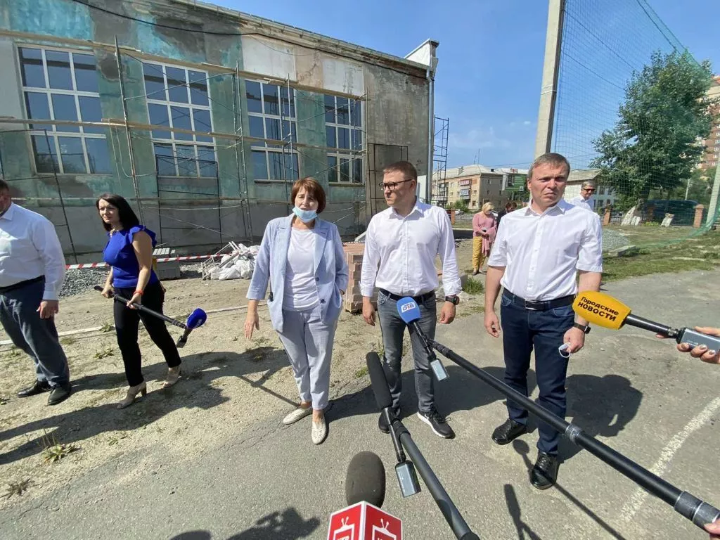  Губернатору показали воркаут-площадку и школьный вагон-ресторан