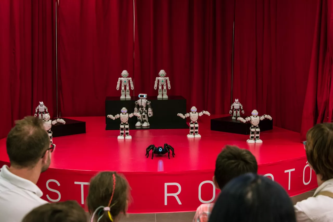 В Челябинск едут знаменитая робособака из YouTube-роликов, британский робот-актер и «летающие пиксели»