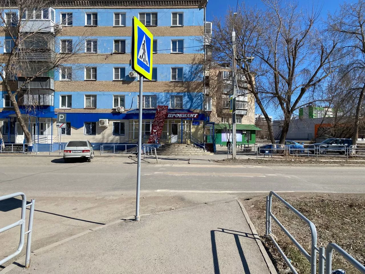 Пьяный водитель перепутал педали и сбил двух подростков на пешеходном переходе города