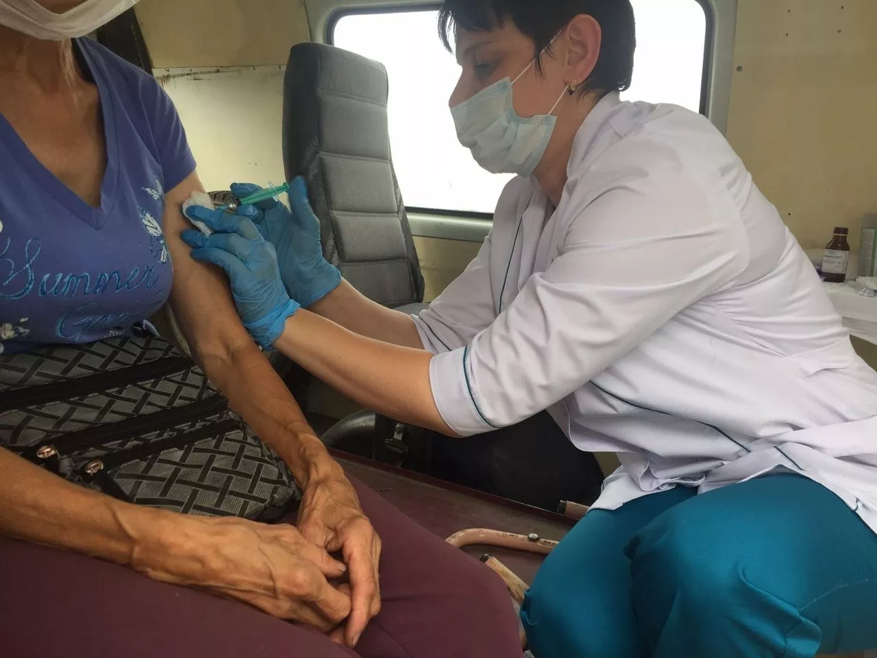 Медики рассказали о том, как переносят вакцинацию пожилые люди