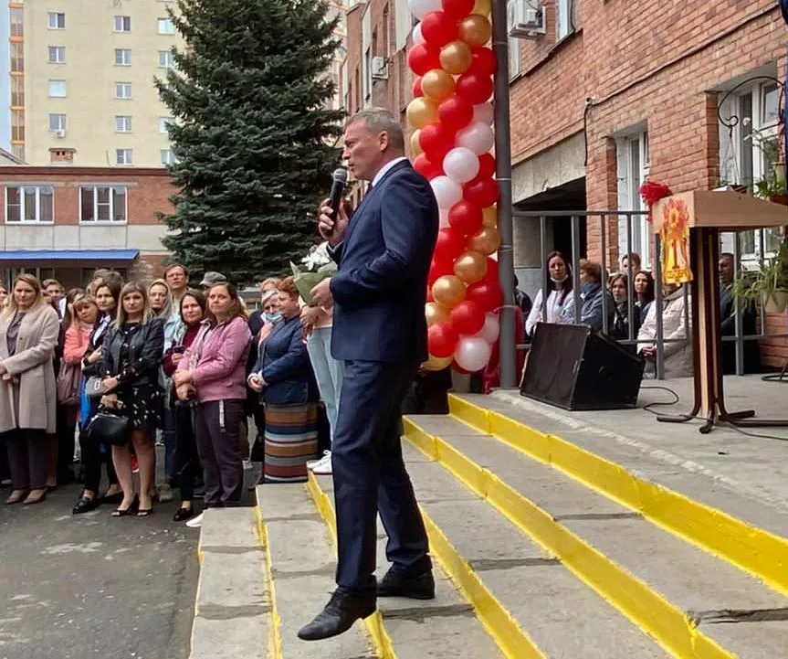 Глава Копейска поздравил школьников на линейке