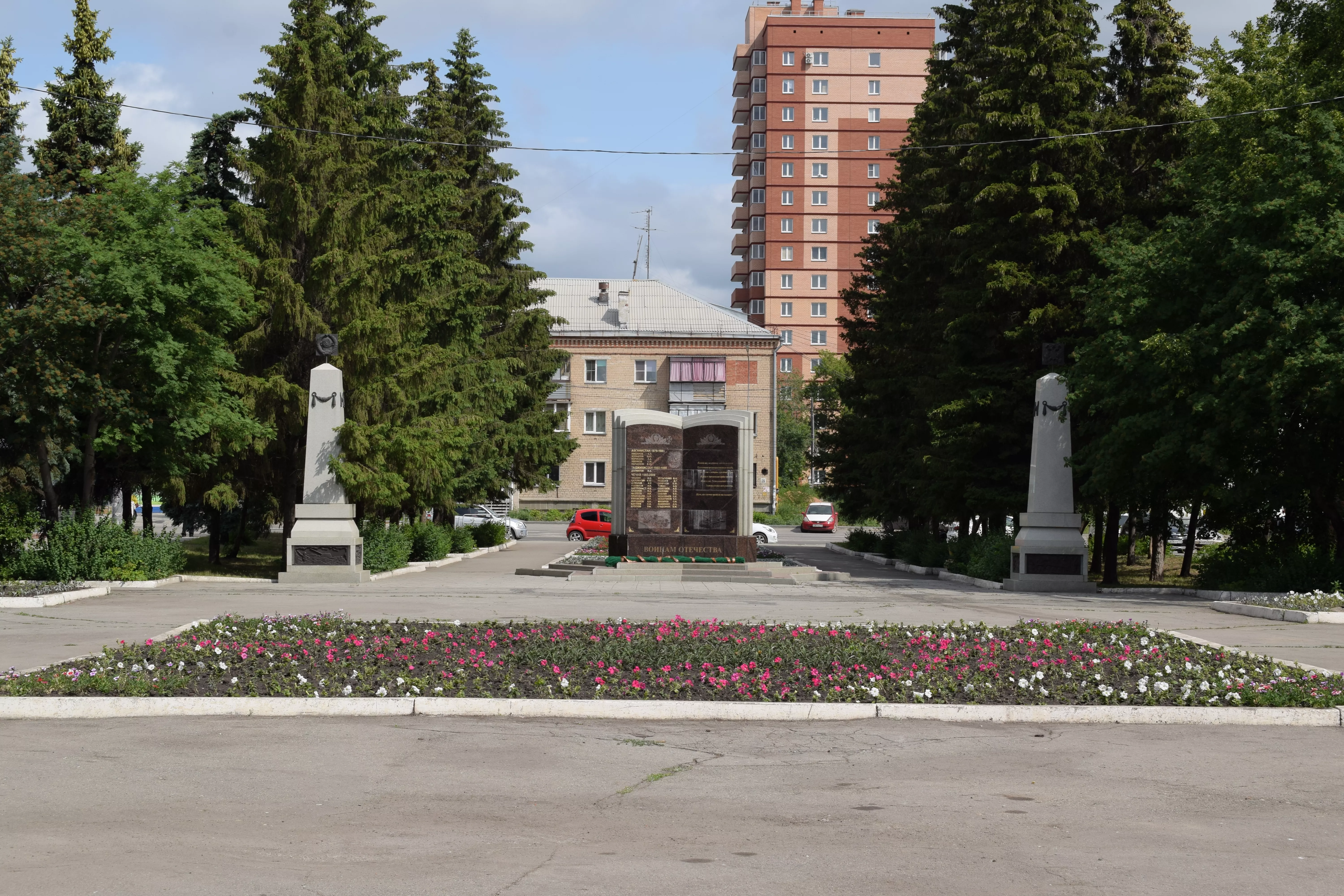 Памятники Копейска приводят в порядок к майским праздникам