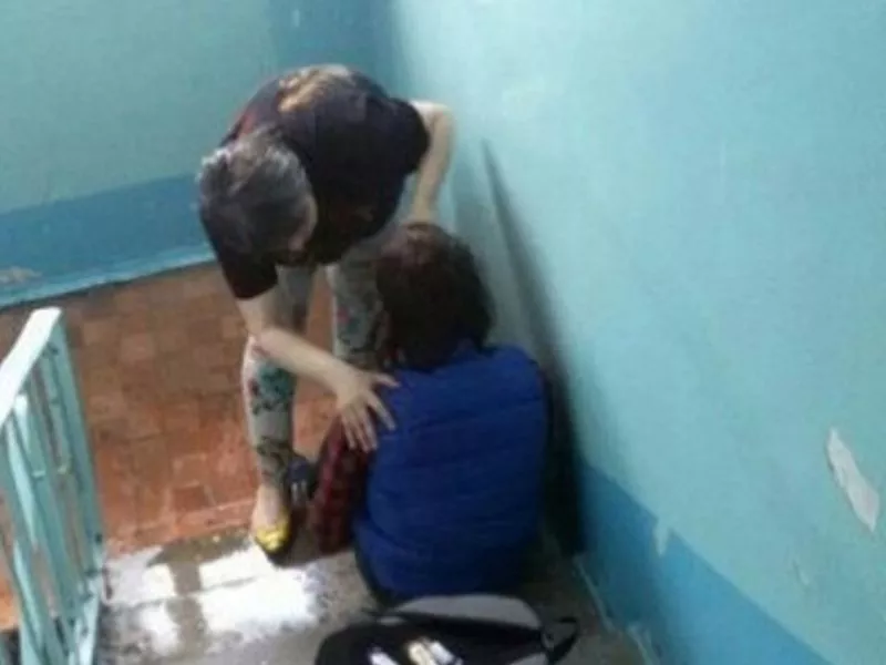 Соседка забрала телефон у умирающего парня, перешагнула и пошла по своим делам