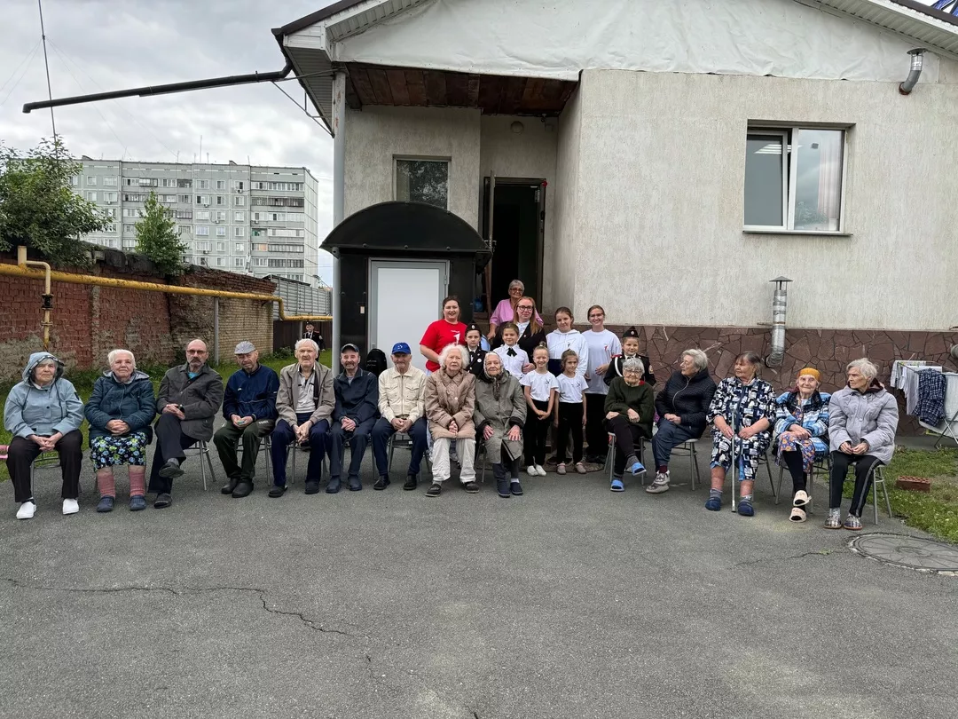 Активисты «Движения первых» Копейска устроили праздник в пансионате для пожилых людей
