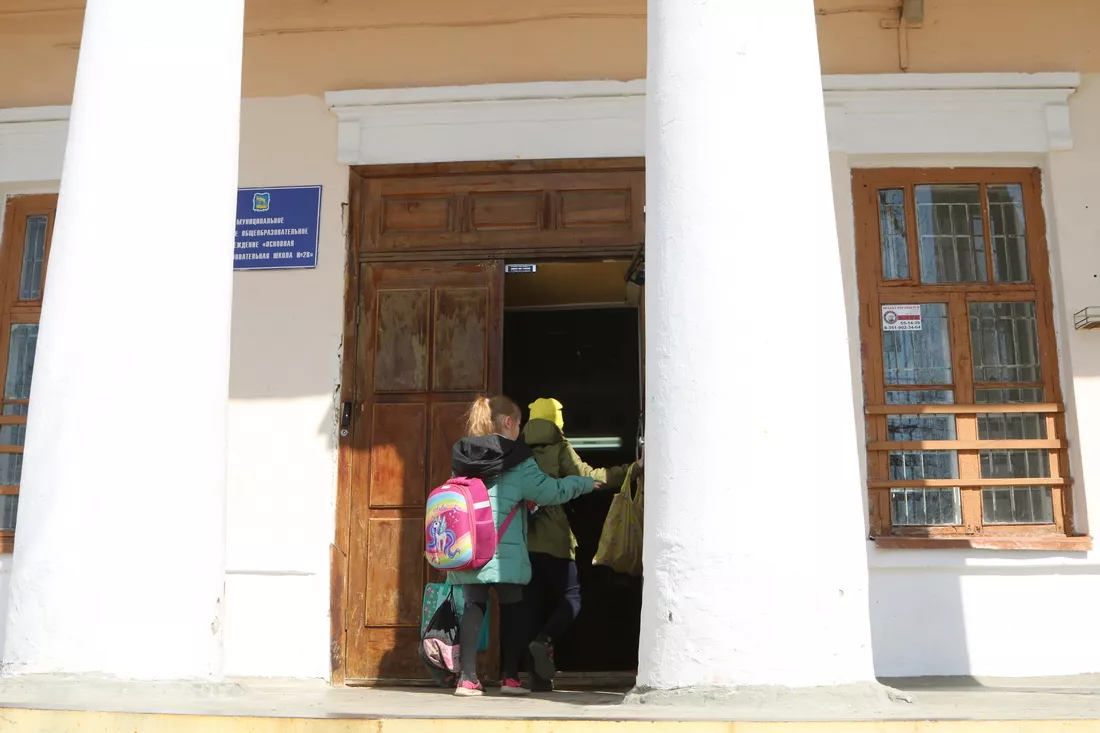 «Единая Россия» проверила ход капремонта в миасской школе №28