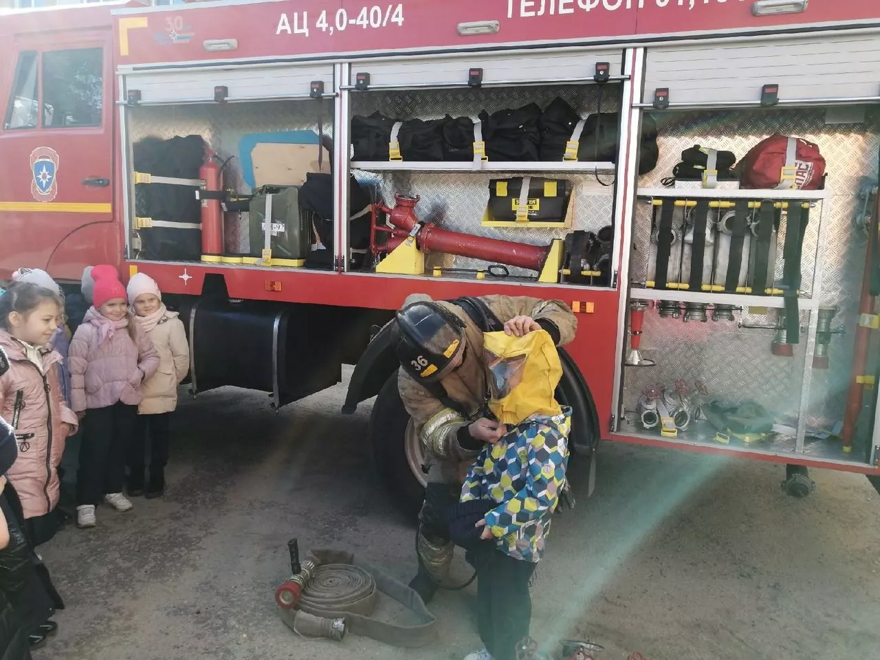 Сотрудники ГИБДД совместно с пожарными организовали выставку служебных автомобилей